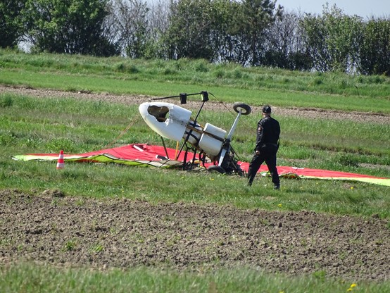 Lotnia rozbiła sie na polu podczas lądowania.