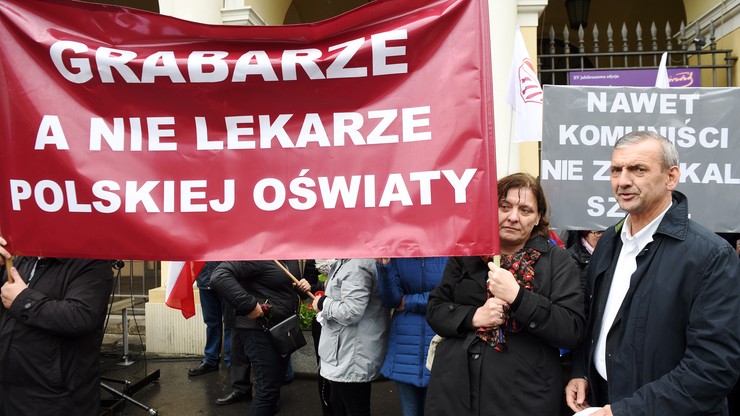 Prezes ZNP Sławomir Broniarz (P) podczas protestu przeciw reformie edukacji, przed stołecznym ratuszem na placu Bankowym