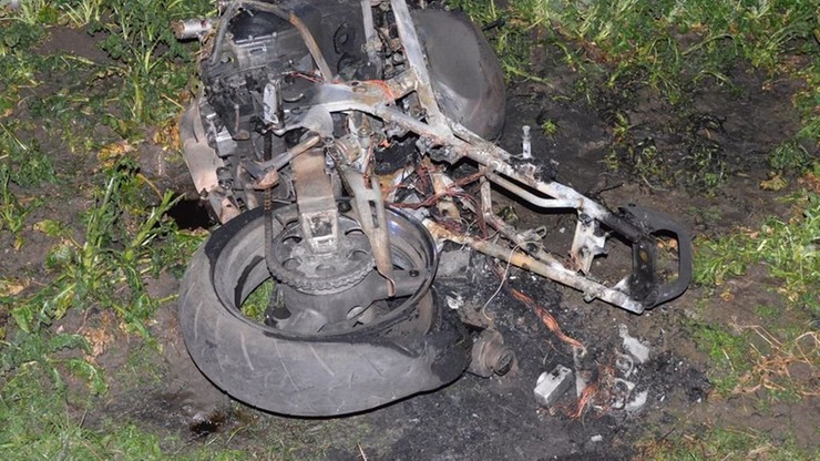Szczątki motocykla, który we wsi Kolano Kolonia zderzył się z ciągnikiem rolniczym