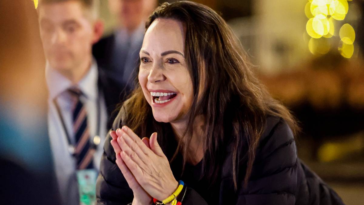 Uśmiechnięta Maria Corina Machado z dłońmi złożonymi przed sobą.