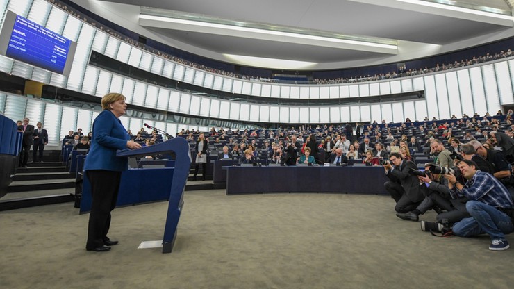 Projekt PE: nowy budżet UE powiązany z przestrzeganiem unijnych praw i wartości