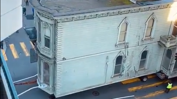 Dwupiętrowa zabytkowa willa... przejechała ulicami San Francisco