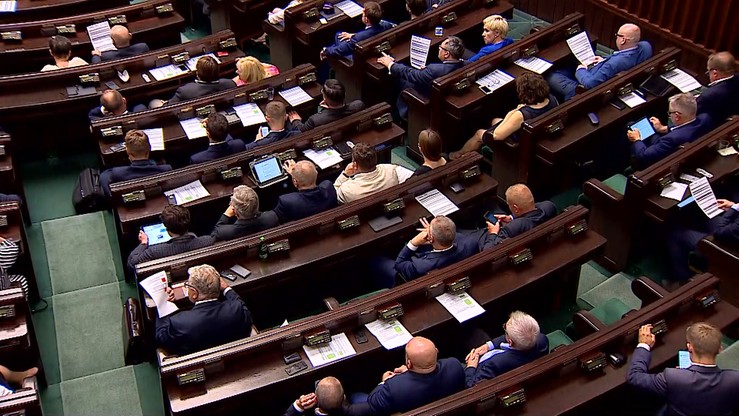 Duża przewaga PiS, cztery partie w Sejmie. Najnowszy sondaż
