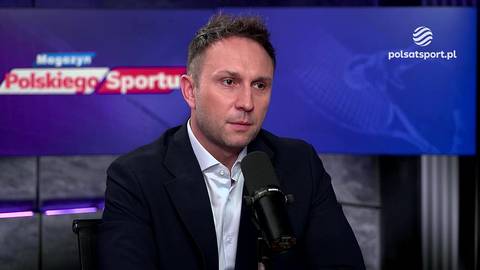 Mężczyzna w białej koszuli i granatowej marynarce, siedzący przed mikrofonem, z widocznym logo "Magazyn Polskiego Sportu" w tle.