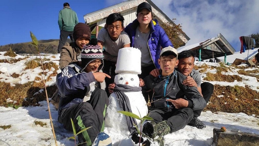 Pierwszy od 37 lat śnieg w indyjskim Nagalandzie. Fot. Facebook / Hillfoot Camp and homestay, Jakhama.