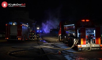 Pożar na parkingu autobusów rejsowych w Krakowie. Spłonęły trzy autokary