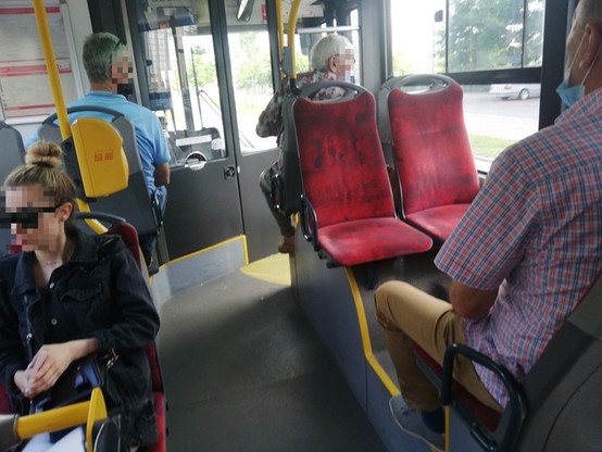 Pasażerowie warszawskiego ZTM znów mogą zajmować fotele przy kabinie kierowcy