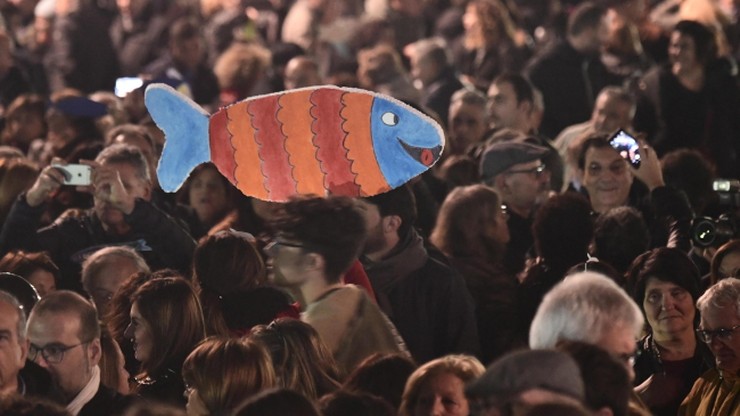 "Sardynki" wyszły na ulice. Protest przeciwko Salviniemu we Florencji