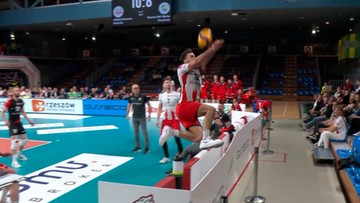 Siatkarz Asseco Resovii przeskoczył ławkę! Fenomenalna akcja przyjmującego