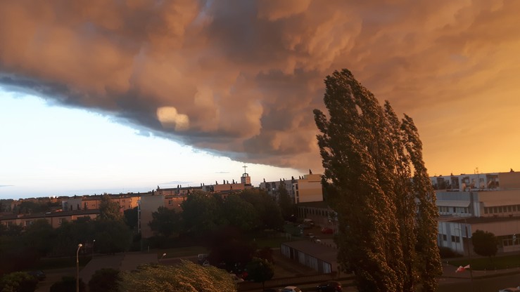 Niesamowite niebo w Środzie Wielkopolskiej tuż przed burzą