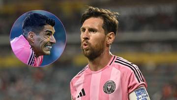 Fragment meczu piłkarskiego z argentyńskim piłkarzem Lionelem Messim w różowej koszulce Interu Miami. W lewym górnym rogu umieszczono w okręgu zdjęcie Luisa Suareza w podobnym stroju.