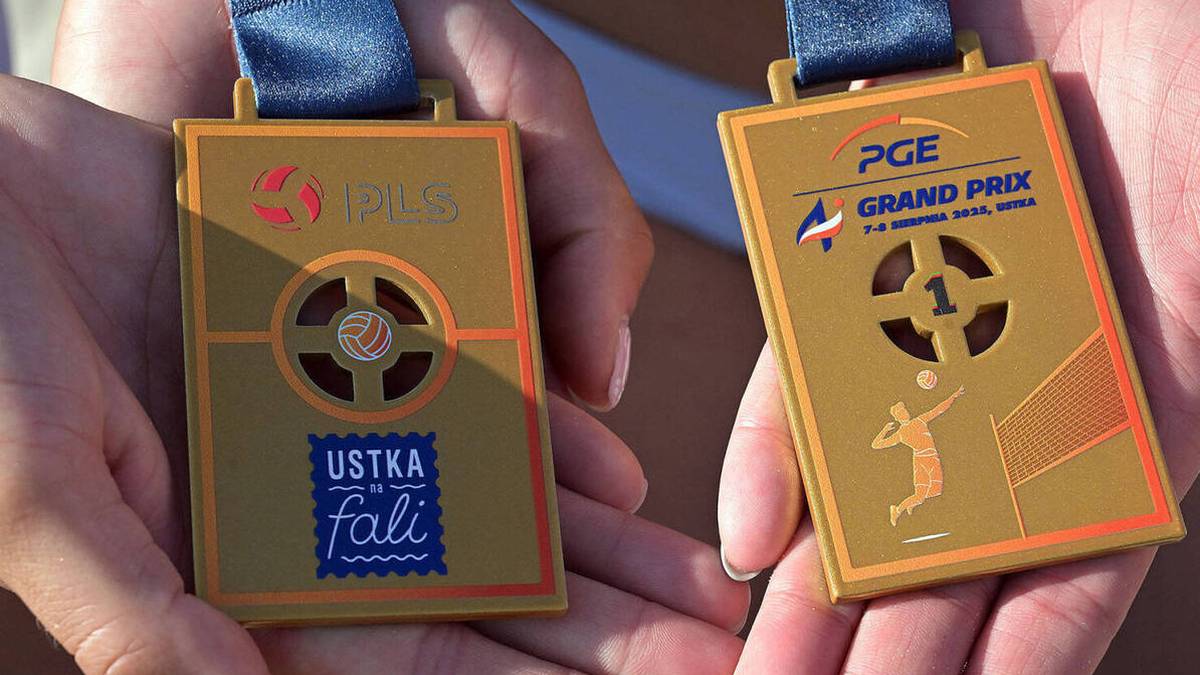 Dwie złote medale z niebieskimi wstążkami, na których widnieje logo PGE Grand Prix oraz napis 'Ustka Fali'.