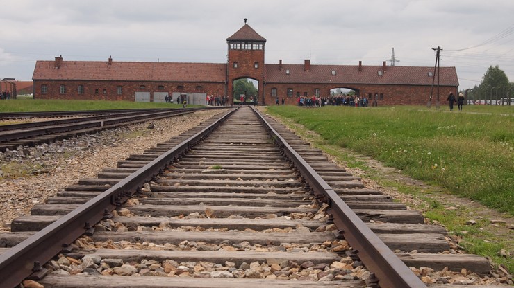 Anglicy staną przed sądem za kradzież w Muzeum Auschwitz