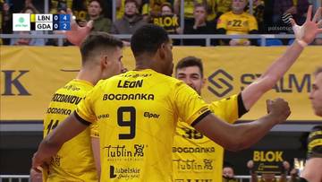 Siatkarz Wilfredo Leon (numer 9) w żółtej koszulce "BOGDANKA" cieszy się z drużyną po zdobyciu punktu.