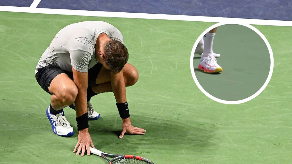 Tenisista kuca na korcie tenisowym, pochylając się do swoich butów, obok leży rakieta. Po prawej stronie widoczne zbliżenie na fragment stopy innego tenisisty w kolorowych butach sportowych w okręgu.