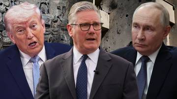 Trzy portrety polityk&oacute;w: po lewej Donald Trump, w środku Keir Starmer, po prawej Władimir Putin. Na tle widać zniszczony budynek.