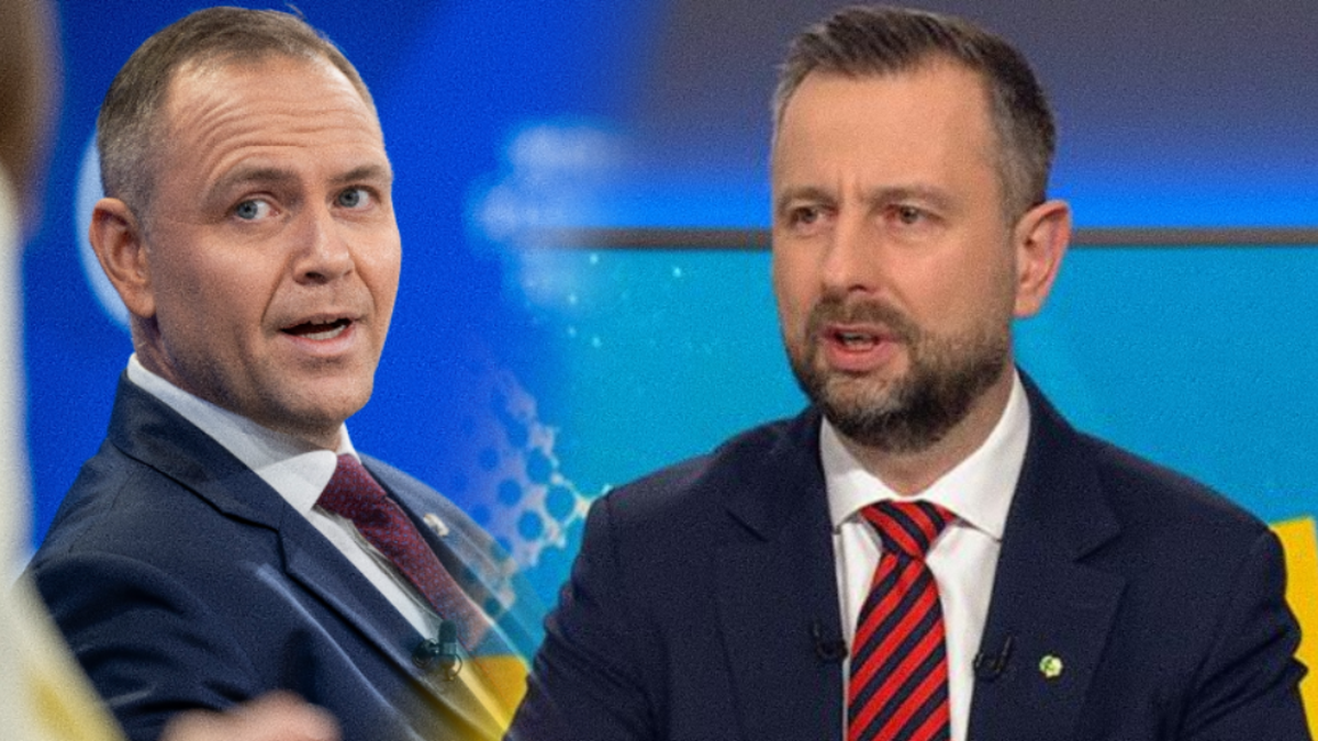 Dwóch mężczyzn w garniturach, jeden po lewej i jeden po prawej stronie, rozmawiających. W tle grafika z polskimi barwami.