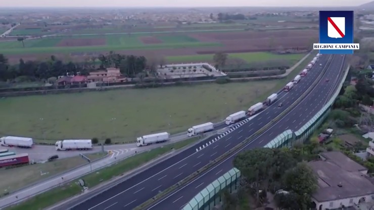 Konwój 57 ciężarówek przewiózł szpital zakaźny we Włoszech [WIDEO]