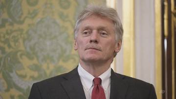 Dmitrij Pieskow, rzecznik prasowy Kremla, w garniturze i krawacie.