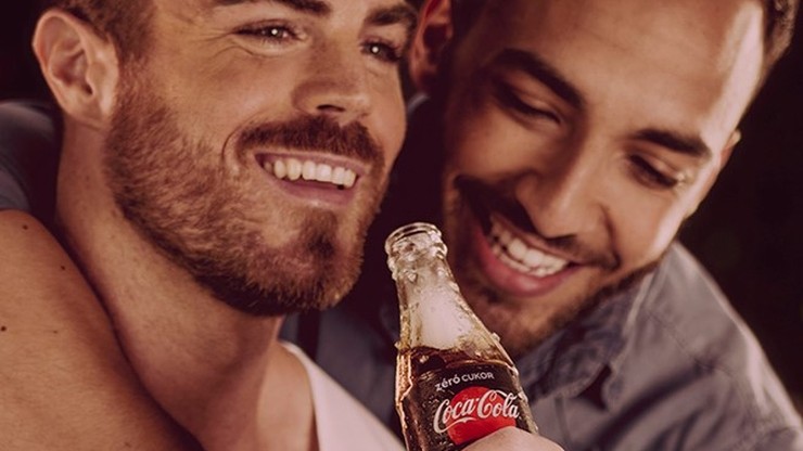 Kampania Coca-Coli z homoseksualnymi parami. Poseł protestuje, internauci podpisują się pod petycją