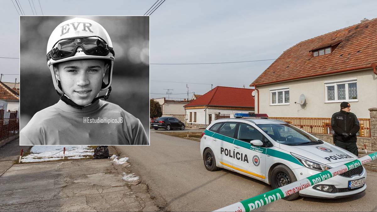 Zdjęcie przedstawia kolaż dw&oacute;ch obraz&oacute;w. Po lewej stronie, w kwadratowej ramce, znajduje się czarno-białe zdjęcie młodego mężczyzny w kasku. Po prawej stronie widok ulicy przed domem, na kt&oacute;rym widoczny jest oznakowany radiow&oacute;z policyjny z napisem "POL&Iacute;CIA" oraz taśma policyjna odgradzająca teren.