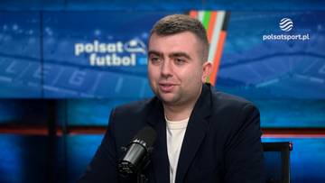 Mężczyzna w marynarce przed mikrofonem, w tle logo Polsat Sport.