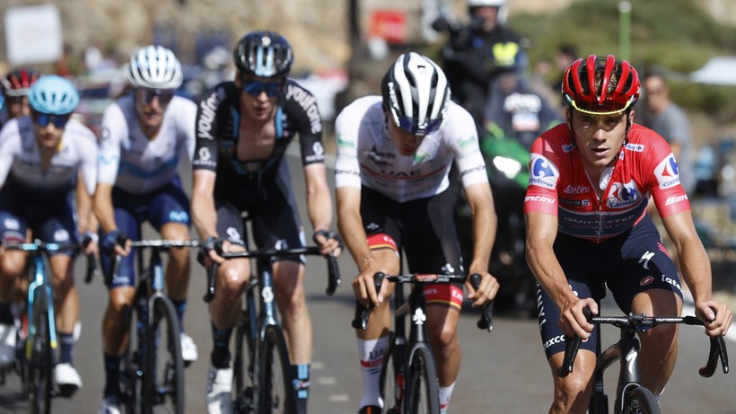 Vuelta a Espana: Richard Carapaz wygrał przedostatni etap, Remco Evenepoel niemal pewny triumfu