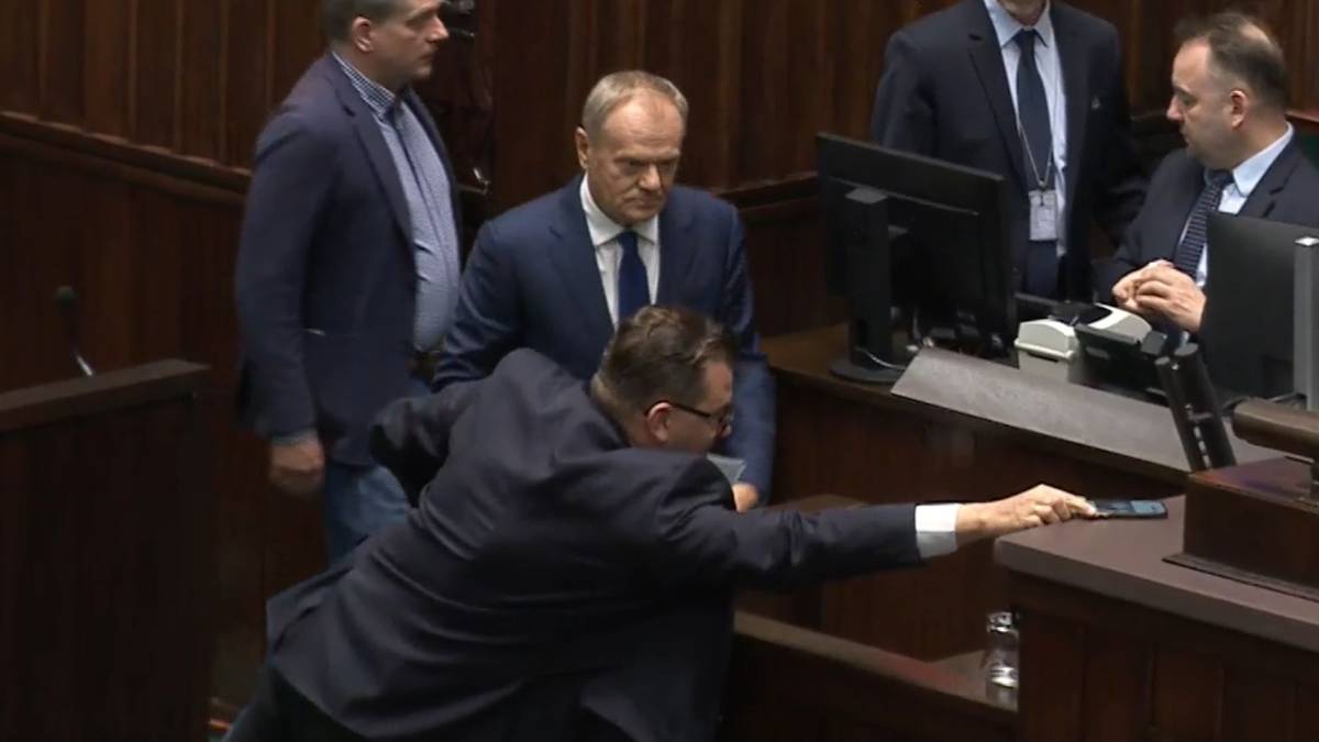 "Proszę stąd wyjść". Zamieszanie przed wystąpieniem Tuska w Sejmie