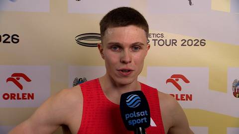 Młody mężczyzna, lekkoatleta, w czerwonej koszulce sportowej, udziela wywiadu z mikrofonem Polsat Sport w tle z logotypami Orlen i napisem Athletics Tour 2026.