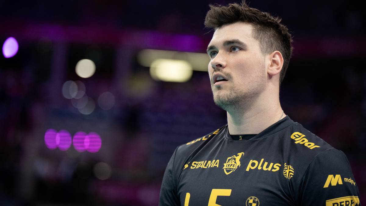 Portret siatkarza Mikołaja Sawickiego w czarnej koszulce z żółtymi napisami.