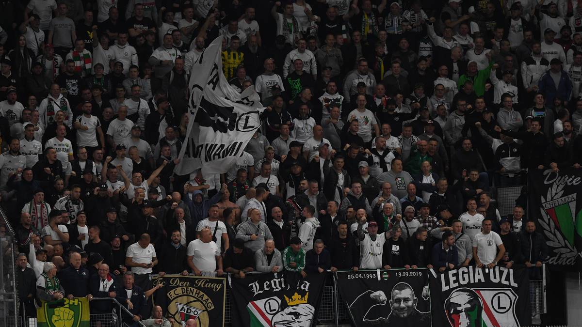 Policja szykuje się na kolejne mecze Legii. Wielkie poruszenie na stadionie. "Oddział obrzuoony butelkami"