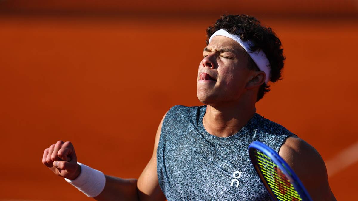 Tenisista Ben Shelton z USA podczas meczu, zaciśnięta pięść i zamknięte oczy.