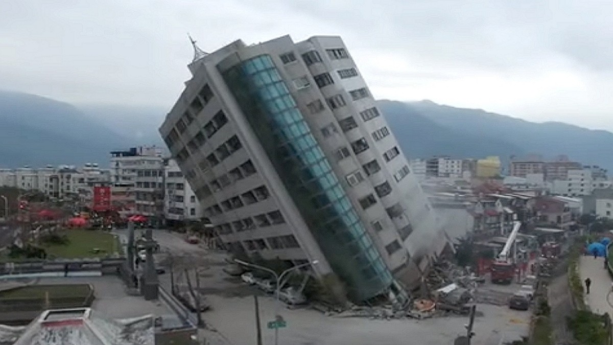 Cały budynek przechylił się po wstrząsie na Tajwanie w 2018 roku. Fot. YouTube / 中央社.
