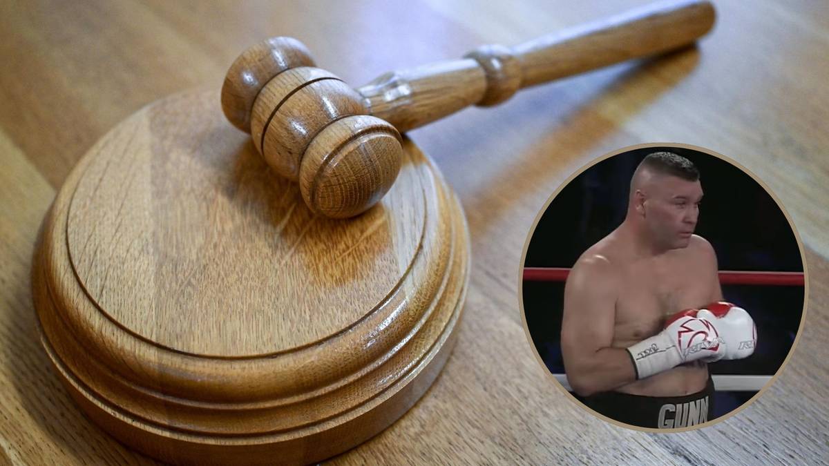 Drewniany młotek sędziowski na drewnianym blacie obok okrągłego zdjęcia boksera w rękawicach.