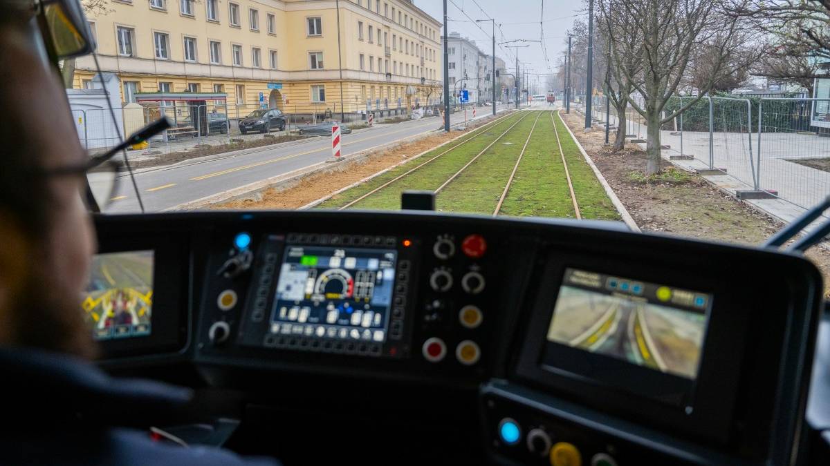 Widok z kabiny motorniczego na torowisko tramwajowe wzdłuż ulicy Rakowieckiej w Warszawie.
