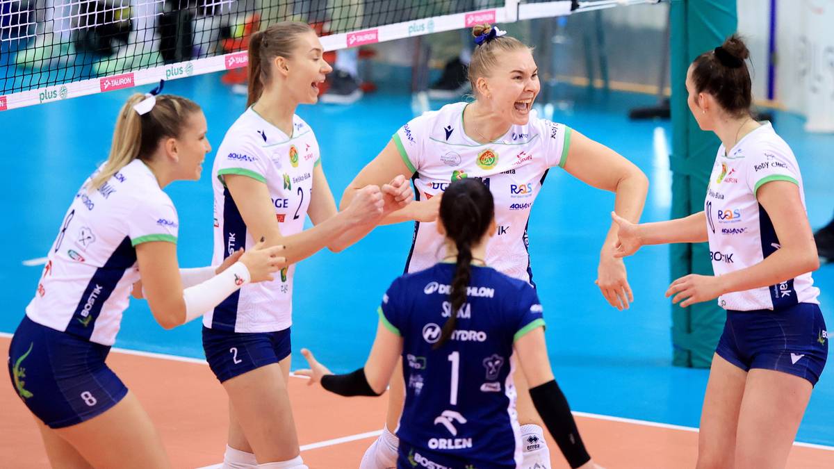 Siatkarki BKS cieszą się po zdobyciu punktu, podając sobie ręce i okazując radość.