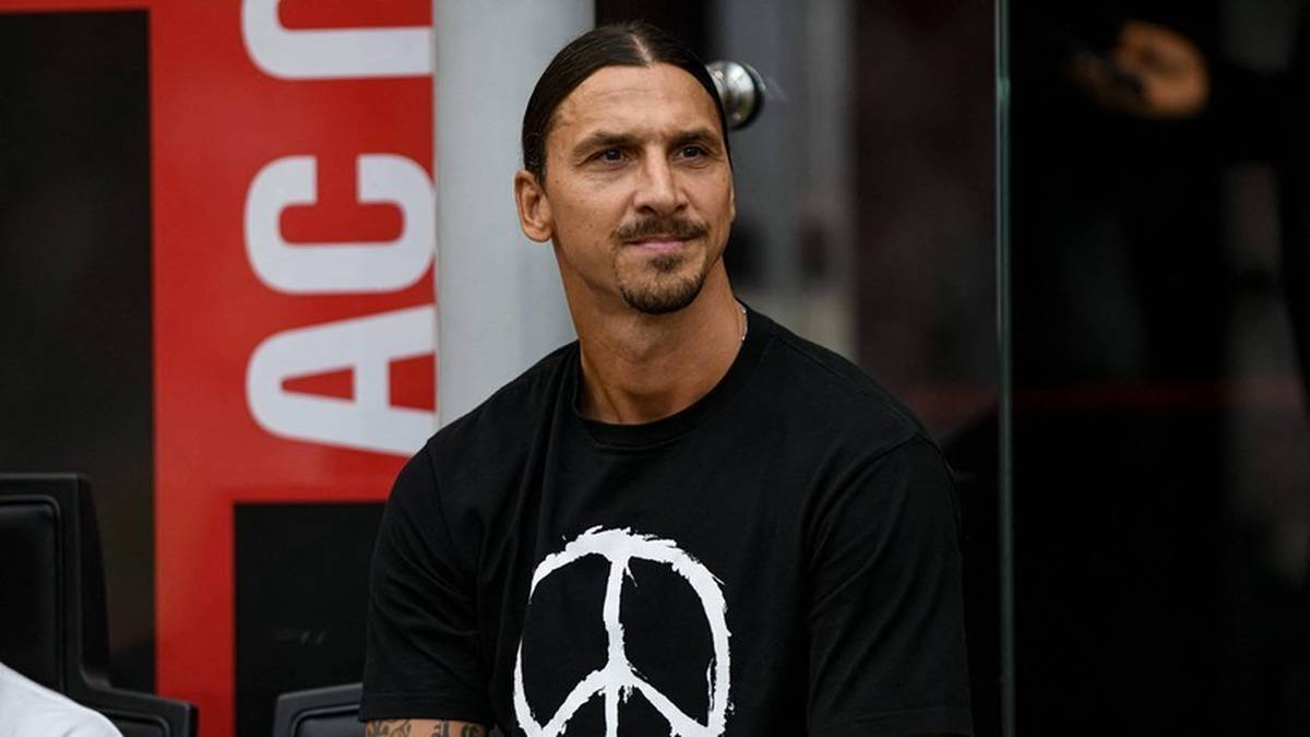 Zlatan Ibrahimović w czarnej koszulce z symbolem pokoju