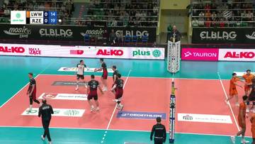 Mecz siatk&oacute;wki między drużynami Barkom-Każany Lw&oacute;w a Asseco Resovia Rzesz&oacute;w. Widoczni zawodnicy obu drużyn na boisku, w tle hala sportowa z widzami.