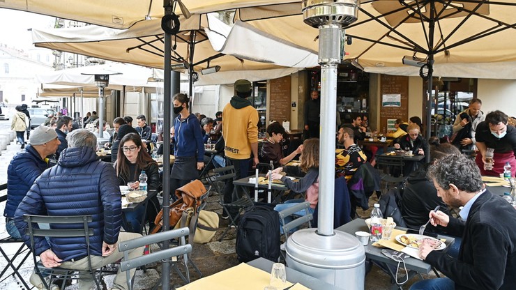 Milion Włochów po raz pierwszy od pół roku zjadło kolację w restauracji