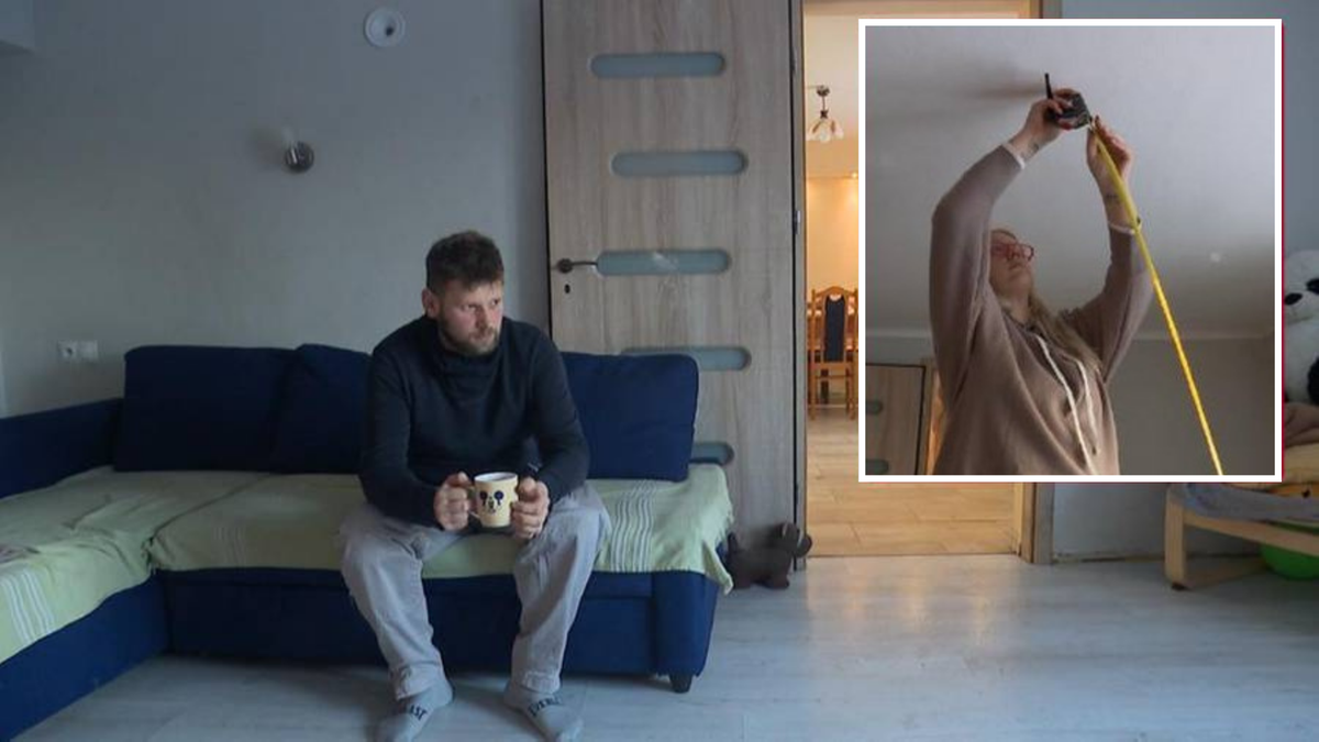 Mężczyzna siedzi na kanapie w salonie, w tle widać fragment drzwi i kota. W prawym górnym rogu zdjęcie z zbliżeniem na kobietę mierzącą taśmą sufit.