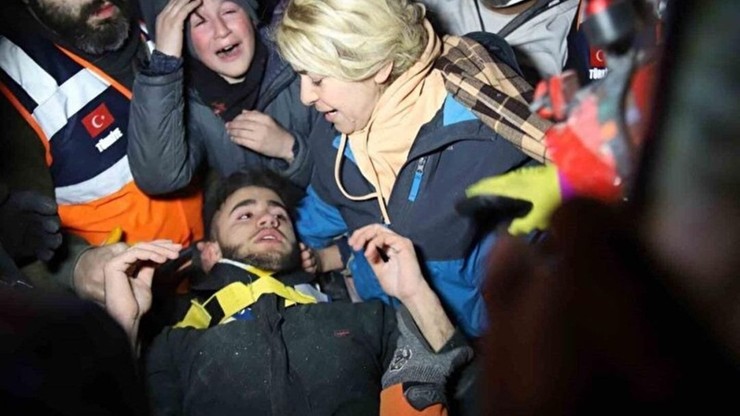Turcja: Nastolatek uratowany spod gruzów po 94 godzinach. Pił własny mocz, by przeżyć