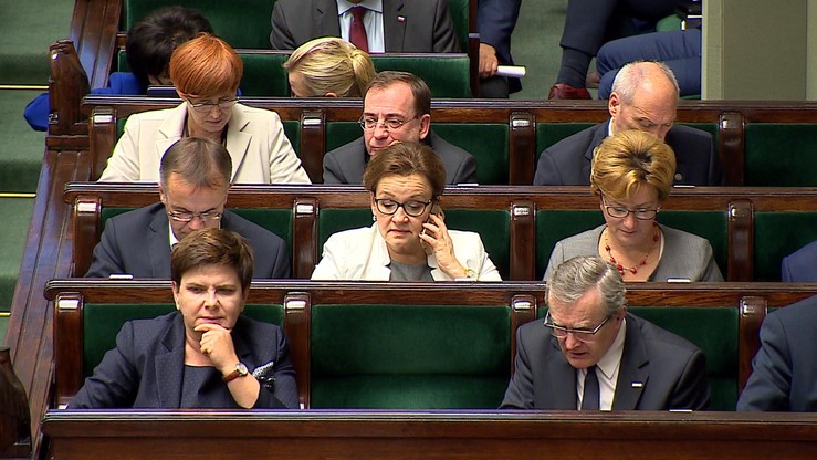Poseł Nitras pokazuje kalendarz posiedzeń Sejmu. Pyta, czy to "wakacje"