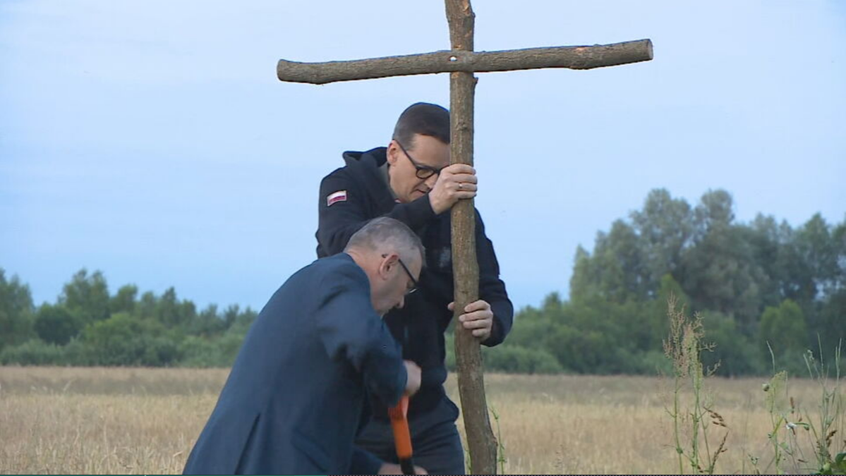 Ukraina. Premier Mateusz Morawiecki wkopał krzyż poświęcony ofiarom rzezi  wołyńskiej - Polsat News
