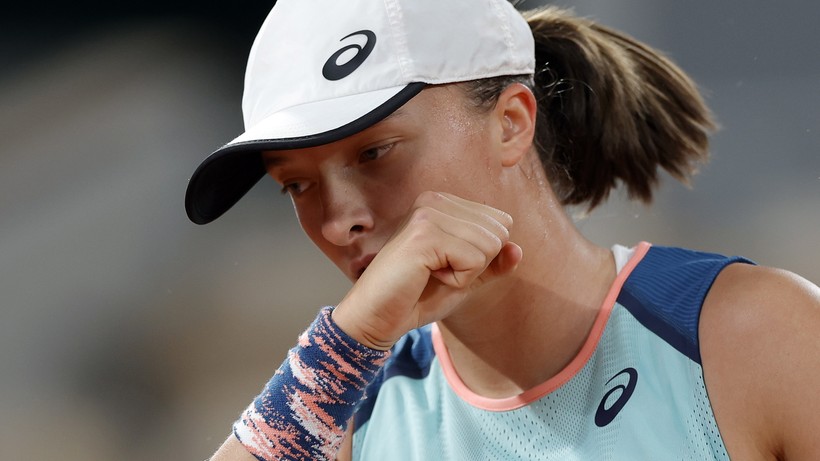 Roland Garros: "Ona może już nigdy nie przegrać". Transparent na meczu Igi Świątek