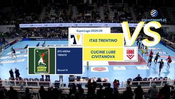 Tablica wynik&oacute;w z logotypami drużyn Itas Trentino i Cucine Lube Civitanova oraz napisem "VS". Widok na boisko do siatk&oacute;wki podczas meczu.