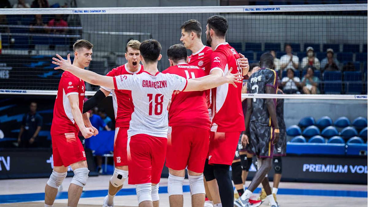 Siatkarze reprezentacji Polski w czerwonych strojach świętują zwycięstwo, jeden z nich ma na plecach numer 18.