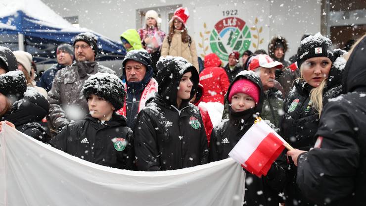 Kibice na powitaniu Kacpra Tomasiaka