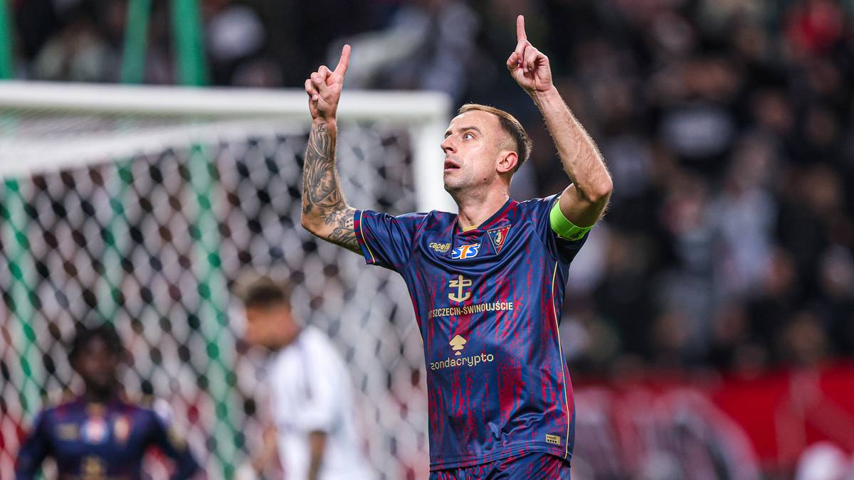 Kamil Grosicki z uniesionymi palcami wskazującymi świętuje zdobycie bramki.