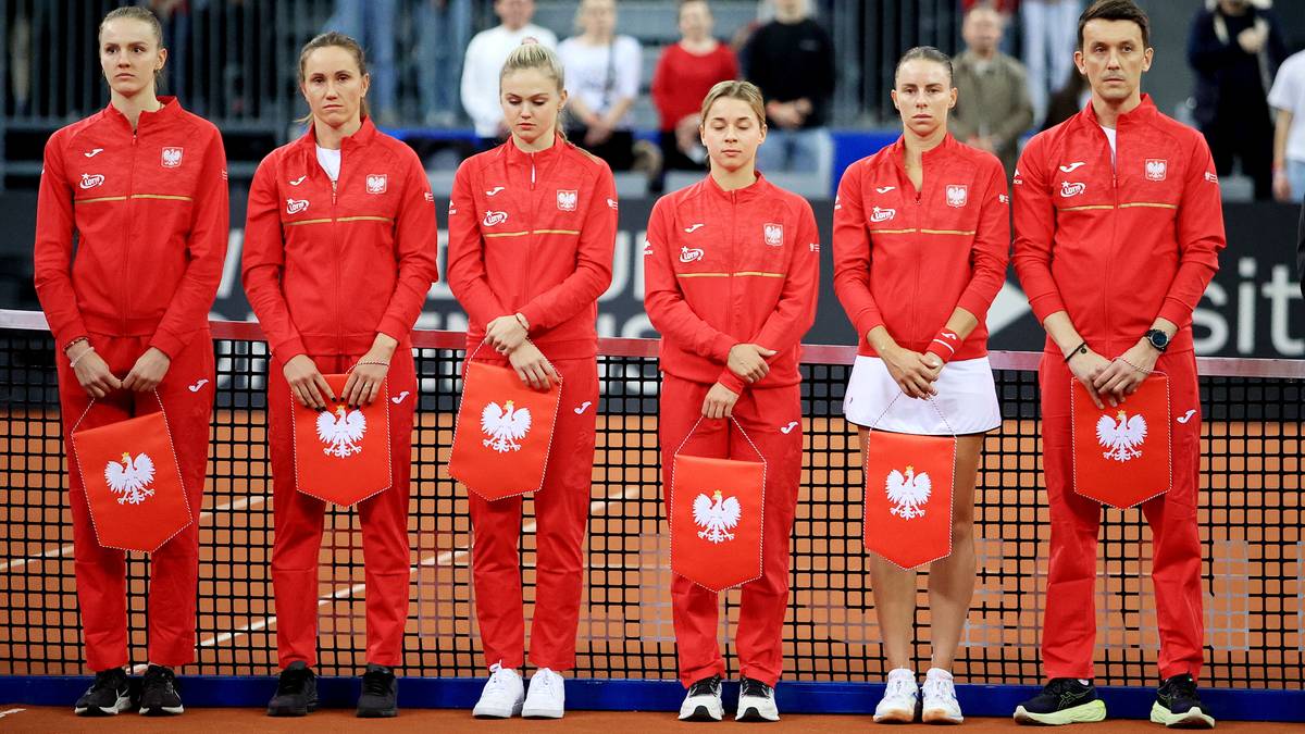 Siedem zawodniczek reprezentacji Polski w strojach sportowych z orłem na piersiach, trzymających czerwone torby z biało-czerwonym godłem Polski.