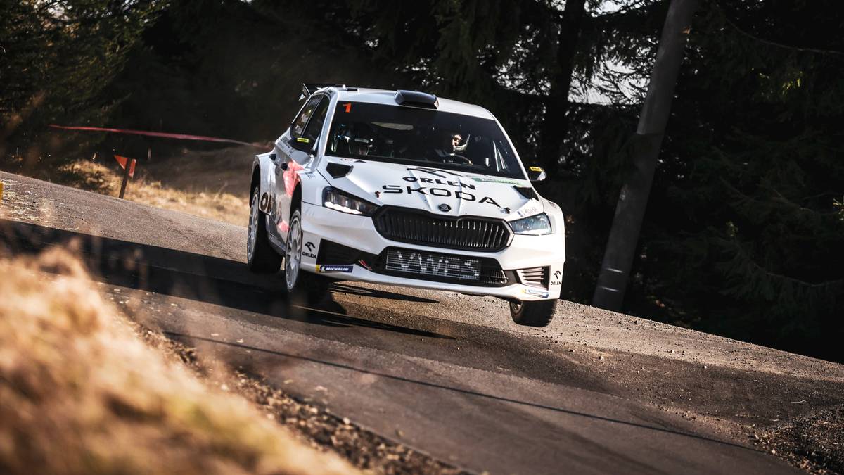 Samoch&oacute;d rajdowy Skoda Fabia RS Rally2 na zakręcie drogi.